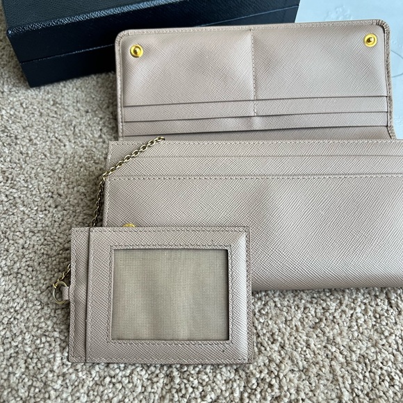 Pre-loved Authentic Prada Large Saffiano Leather Wallet - Picture 4 of 13